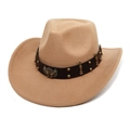 Dettaglio del cappello da cowboy cammello con fascia in pelle e distintivo d'aquila metallica - M (56-58cm) / Cammello