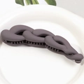 Matte dunkelviolette Bananen-Haarklammer mit geflochtener Kette auf weißem Keramikteller - Violett Grau