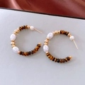 Close-up of C-shaped earrings with tiger eye stones, pearls and golden beads - Tiger's Eye With Pearl Style / Gold - Tiger's Eye (WE5585)