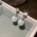Vue macro de boucles d'oreilles perles argent avec zircons brillants dans leur écrin - Argent (Tige en argent)