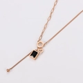 Collar oro rosa con colgante acrílico negro y letras OD en cadena mixta elegante - Oro rosa