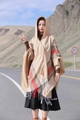 Poncho ethnique à capuche beige avec rayures rouges et noires et détails de franges - LM267 Rayures - Beige
