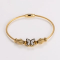 Primer plano de pulsera mariposa dorada con circonitas blancas y textura de cable tejido - Dorado