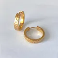 Orecchini a cerchio in acciaio inossidabile placcato oro 18 carati con finitura martellata - 20mm / Oro