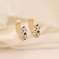 Vue macro de boucles d'oreilles losanges en émail doré sur un tissu doux - Losange Géométrique Bleu Blanc Noir(5#)