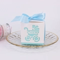 Blaue Babyparty-Süßigkeitenbox mit Laserschnitt-Kinderwagen und Satin-Schleife - 6*6*6cm / Kinderwagen-Box / Hellblau