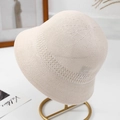 Cappello da pescatore minimalista in maglia beige su supporto dorato solare - M (56-58cm) / Bianco Sporco