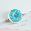 Donut squishy azul cielo con virutas coloridas y base inferior de color blanco crema - Sin Imán / Donut redondo de bolas de colores - Azul
