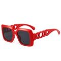 Gafas de sol cuadradas rojas de gran tamaño con patillas de diseño de cadena hueca - Montura Roja Lente Gris Oscuro