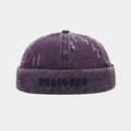 Dettaglio del cappello miki in denim viola con ricamo PROGRESS blu scuro sul bordo - Regolabile / Viola