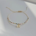 Boho-Armband aus gewebtem Seil mit bunten Miyuki-Perlen und goldenem Buchstaben A - Buchstabe A