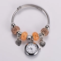 Dettaglio di bracciale a cavo argento con ciondolo a cuore, charm orologio e perle champagne - Stile Perline Arancio Champagne (款式1)