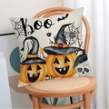 Halloween decoratieve kussensloop met pompoenen en toenaarshoeden op houten stoel - Boo Pompoen Patroon
