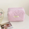 Dettaglio della borsa per cosmetici trapuntata a righe rosa con cerniera e marchio - Borsa a Sacco a Righe di Caramelle / Rosa