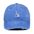 Detail der blauen Vintage-Baseballkappe mit Panda-Stickerei und abgenutztem Saum - Einheitsgröße / Hellblau