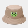 Dettaglio del ricamo a rana verde e cuciture rinforzate su un cappello a secchiello kaki - M (56-58cm) / Cachi