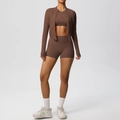 Detailansicht des braunen 3-teiligen Sportsets mit Jacke, Sport-BH und High-Waist-Shorts - S / Kastanienbraun