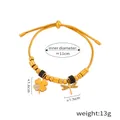 Goldenes Perlenarmband mit Kleeblatt- und Libellenanhängern und verstellbarem Zugverschluss - Kleeblatt und Libelle Anhänger / Gold