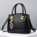 Elegante borsa a mano nera a scacchi con ciondolo a foglia di perla su base geometrica - Nero
