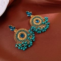 Dettaglio orecchini vintage Jhumka con strass blu e nappine di perline turchesi - Stile Nappa di Perle Blu