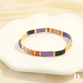 Dettaglio del braccialetto elastico con perline Tila colorate in un piatto a conchiglia - BR1670-D/Mix Viola Arancione Rosso