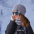 Winter-Set aus grauer Strickmütze und Loopschal mit Zopfmuster und warmem Fleece-Futter - Hellgrau