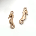 Ciondoli a forma di cavalluccio marino dorati per gioielli fai da te con dettagli fronte e retro - Piccolo Cavalluccio Marino / 7x23mm / Oro KC