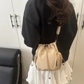 Borsa a secchiello in nylon kaki con coulisse, tasca laterale a rete e tracolla - Cachi