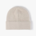 Gorro de punto grueso y cálido en color beige con textura de felpa suave - Caqui