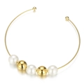 Minimalistisches goldenes Collier mit weißen Perlen und Goldperlen auf weißem Grund - 3 Perlen Mit Goldperlen Stil (KN21434-Z)