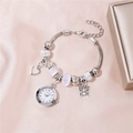 Modische Perlenarmbanduhr für Damen mit Herz- und Schmetterlingsanhängern in Silberoptik - Lila/Silber