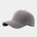 Gros plan sur la casquette de baseball en tricot gris clair avec texture mohair pelucheuse - Réglable / Gris