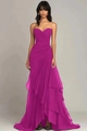 Détail d'une élégante robe de soirée en mousseline magenta avec volants et décolleté bustier - S / Rose rouge