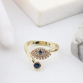 Nahaufnahme des goldenen Evil Eye Rings mit blauem Kristall und Zirkon-Details - Teufelsauge Blau Weiß Zirkonia Stil (款式3)