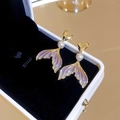 Detalle de pendientes cola de sirena con perlas y degradado púrpura en una caja - Dorado-Degradado Púrpura