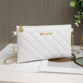 Weiße Stepp-Umhängetasche mit Goldkette und Logo-Detail für Damen im Design - Weiß