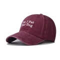 Cappellino bordeaux lavato con ricamo Can I Pet That Dog visto da un'angolazione di 45 gradi - Borgogna