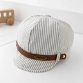 Detail der gestreiften Baby-Schirmmütze mit PU-Lederband und KUKUJI-Metallelementen - 48cm (6 Monate-2 Jahre) / Beige