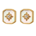 Vista macro de pendientes dorados cuadrados con nácar y un cristal en forma de estrella - Pendientes de Botón Cuadrados de Estrella de Ocho Puntas Retro - Blanco