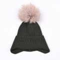 Dettaglio cappello in maglia verde scuro con pompon rosa in ecopelliccia e paraorecchie - Verde Scuro - Berretto in Maglia