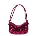 Metallische Falten-Wolkentasche in Fuchsia mit Knotenschultergurt und Halbmond-Design - Rosarot