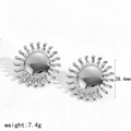 Detailansicht der 28,4 mm sonnenförmigen Edelstahl-Ohrringe mit Gewichtsangaben - Silberner Stil (TE60521-S)