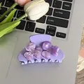 Pince à cheveux fleurie violette élégante avec texture nacrée et détails floraux - Bleu Lavande Clair