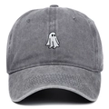 Détail du logo fantôme brodé sur une casquette de baseball grise vintage lavée - Gris