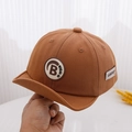 Dettaglio del cappellino per neonati con toppa lettera B e visiera morbida pieghevole - caffè / 50cm 1-3 Anni