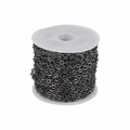 Detalle de rollo de cadena de eslabones planos gris oscuro para hacer joyas artesanales - 1.5mm / Negro de Humo