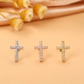 Gros plan de boucles d'oreilles croix en zircons micro-sertis en argent, or et or rose - 8# (Croix)