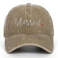 Detail der blessed Stickerei auf gewaschener khakifarbener Baumwoll-Baseballkappe - Khaki