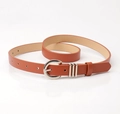 Cintura da donna in pelle marrone minimalista con fibbia a D argento e finitura liscia - Cammello