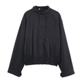 Nahaufnahme der schwarzen Jacke mit Stehkragen, Knöpfen und elastischen Bündchen - S / Dunkelgraues Top